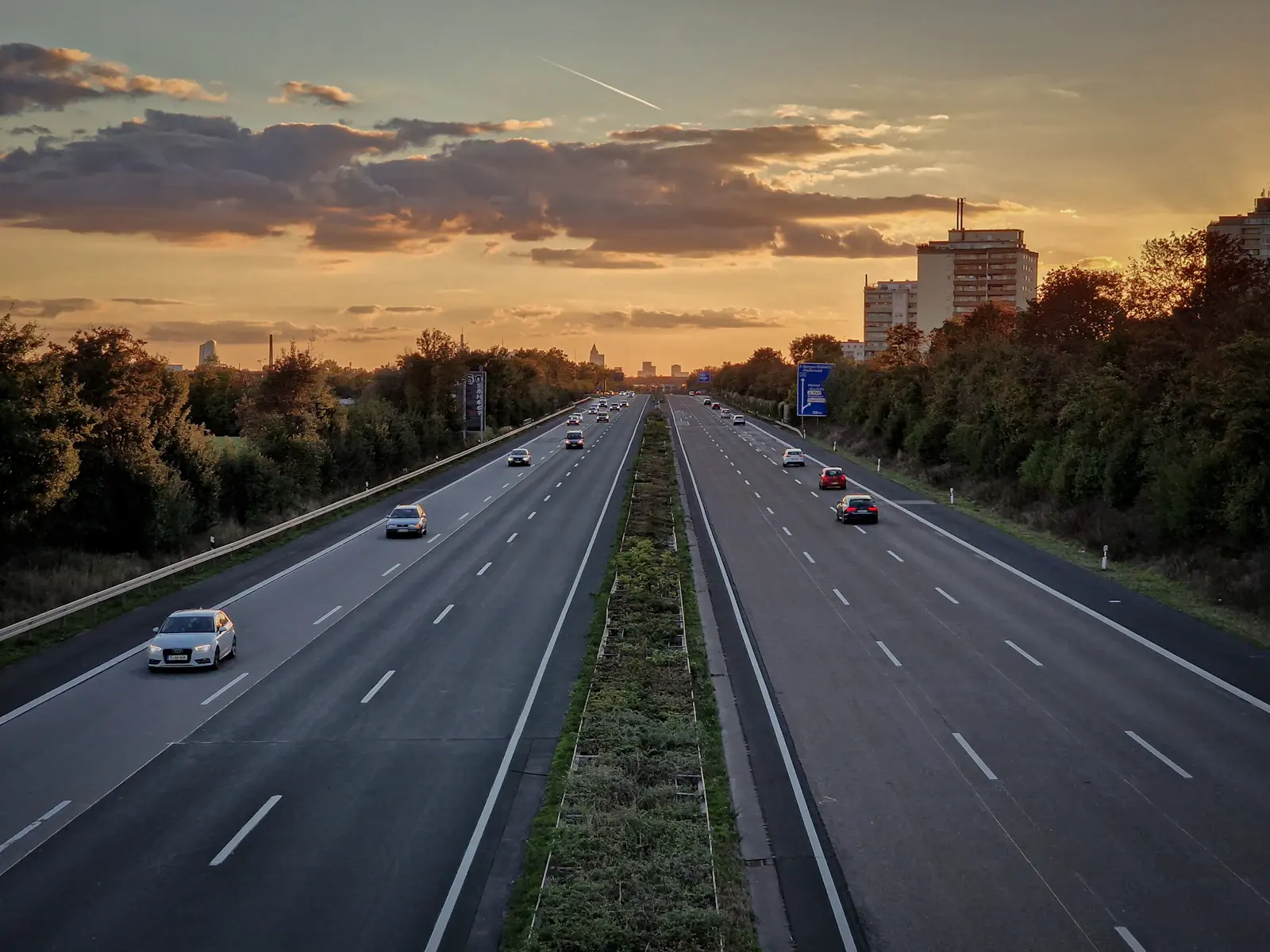 Autoroute au coucher du soleil