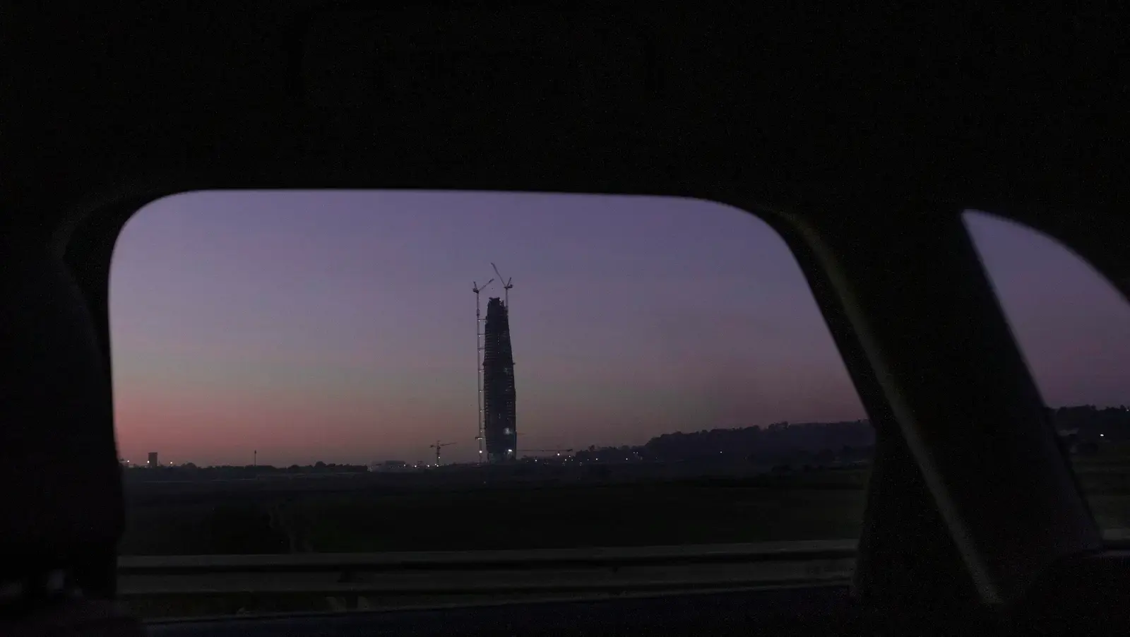 La tour Mohammed VI au crépuscule, vue par la vitre d’une voiture